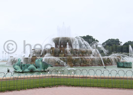 Buckingham Fountain in Grant Park  heeltote.com