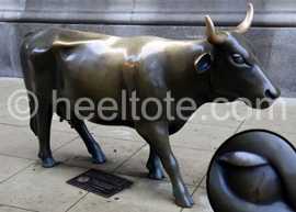 Public art bronze cow in Chicago  heeltote.com