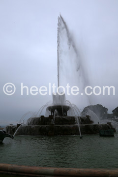 Buckingham Fountain in Grant Park, Chicago  heeltote.com