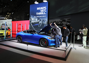 2022 New York International Auto Show at the Jacob Javitz Center | Nissan.  Nissan Z Under The Hood   heeltote.com